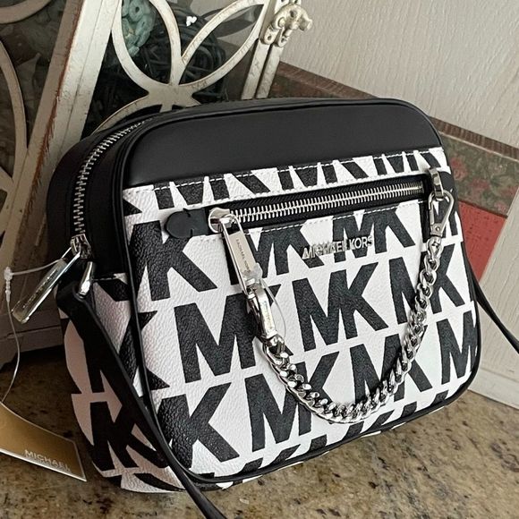 Michael Kors Handbags - New mk jet set EW crossbody  chain 😍